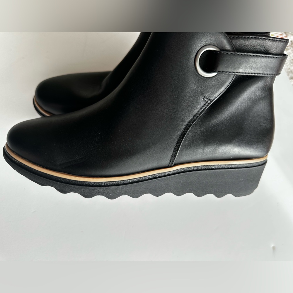 Black leather 9.5M women boots with side zip, New With Tags